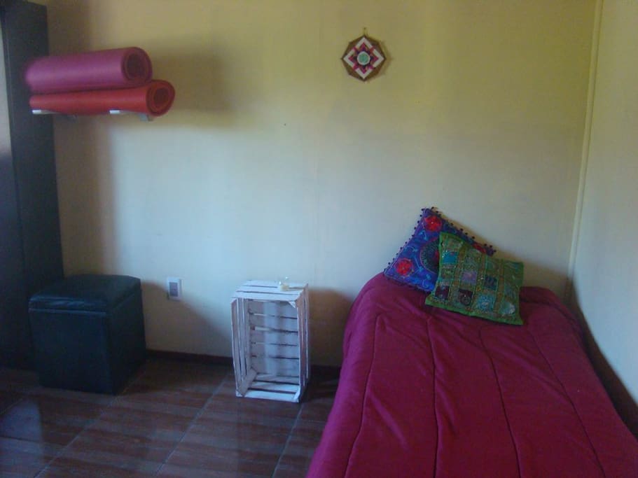 La habitación es cómoda, amplia y luminosa. Tiene una cama de una plaza. Contamos con un catre desarmable para un huésped adicional.
