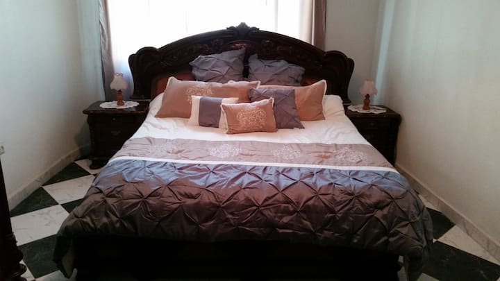 Ruime hoofdslaapkamer met kingsize bed 2,00x2,00