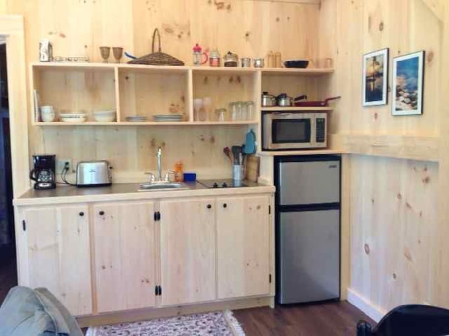 Kitchenette w/2 burner cooktop