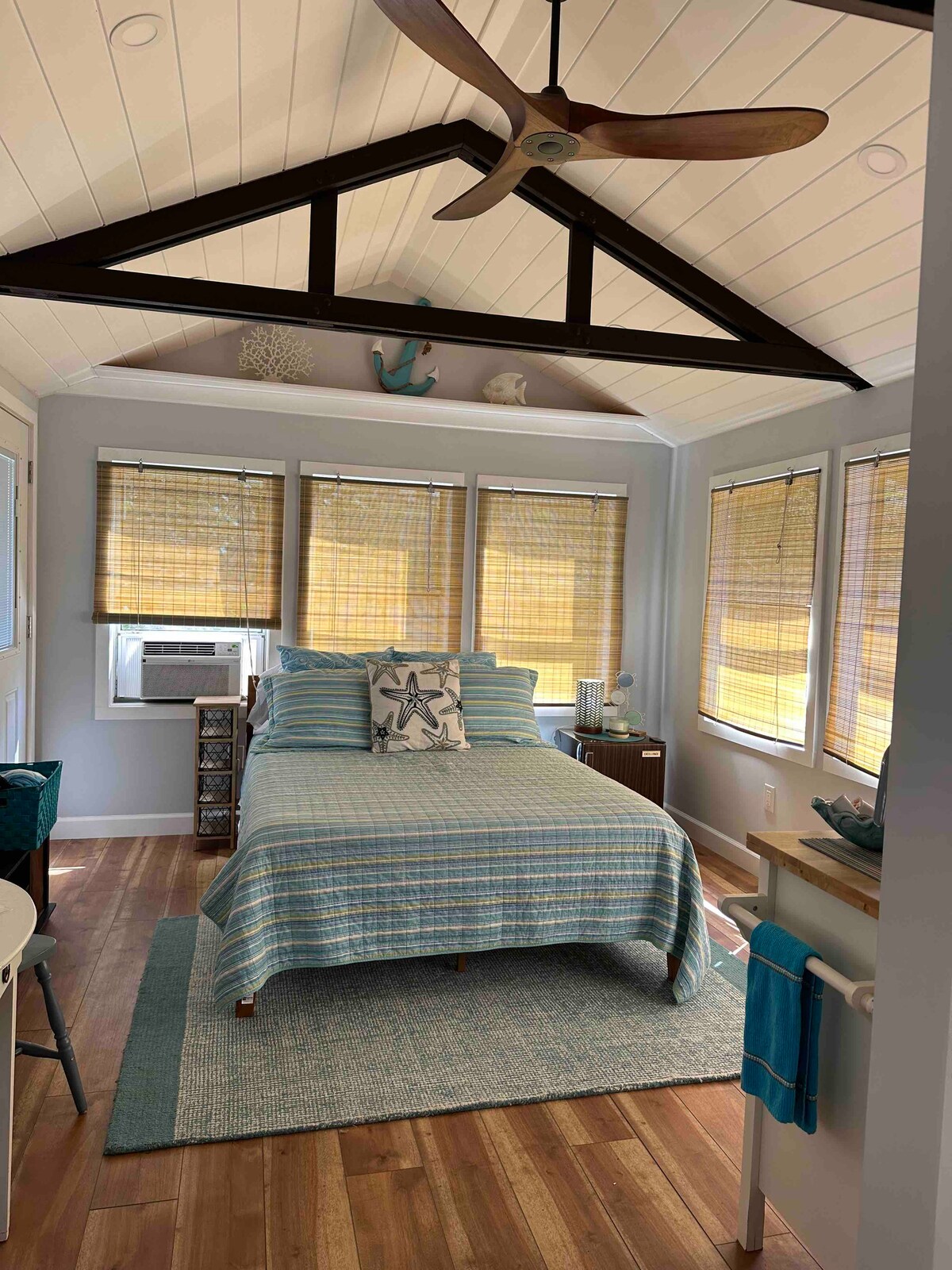 Lujosa cama tamaño queen.  Cuando empezamos Airbnb por primera vez, tuvimos una salida.  Esta es  una mejora a una lujosa cama tamaño queen (¡colchón más bonito que el que tengo en casa!)