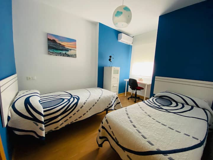 ห้องนอนที่ 2 พร้อมเตียงเดี่ยว 2 หลัง (ชั้นบน)