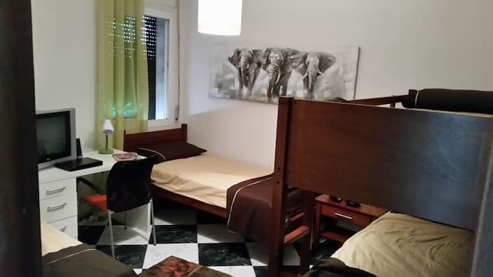 De slaapkamer voor kinderen en tieners met een stapelbed en 2 eenpersoonsbedden en 2 vloermatrassen