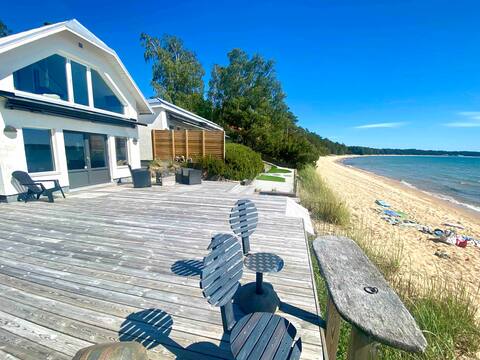Beachvillan 50m2 Motala, 5 meter from the beach.