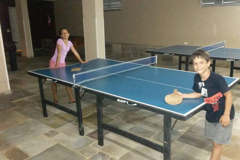 Salão de jogos infantil. Pingue-Pongue, sinuca e pebolim