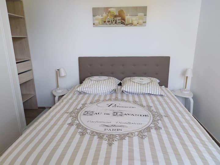 فراش جديد متميز 160 × 200.
تم إحضار خزانتين