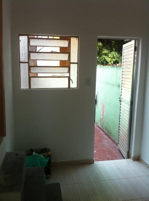 O quarto é bem ventilado e iluminado, e conta com ventilador, tomadas e wifi/The room is well-ventilated and illuminated, and offer fan, outlets and wifi.
