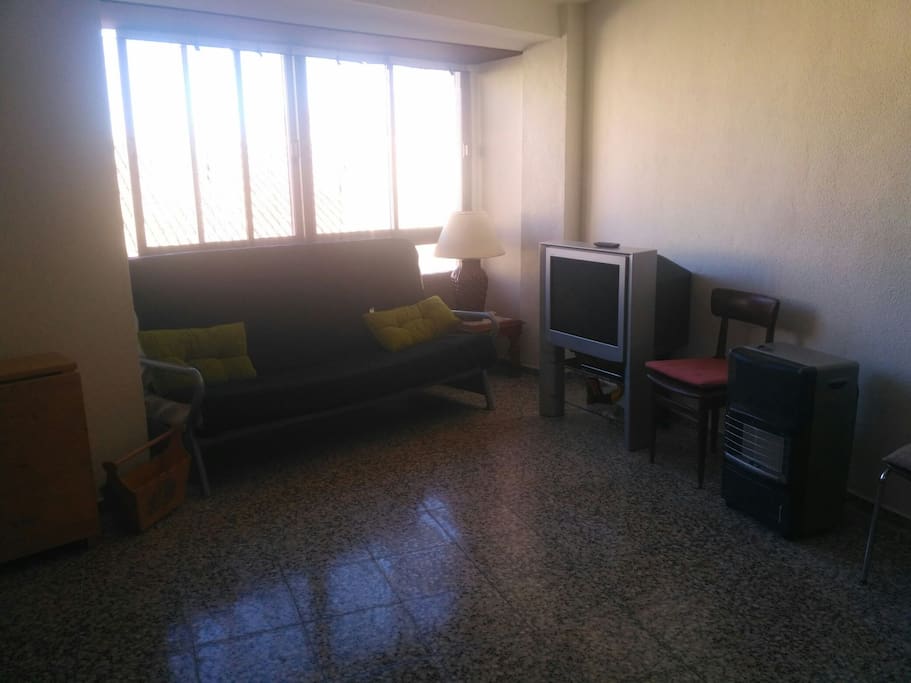 salón comedor con sofá cama