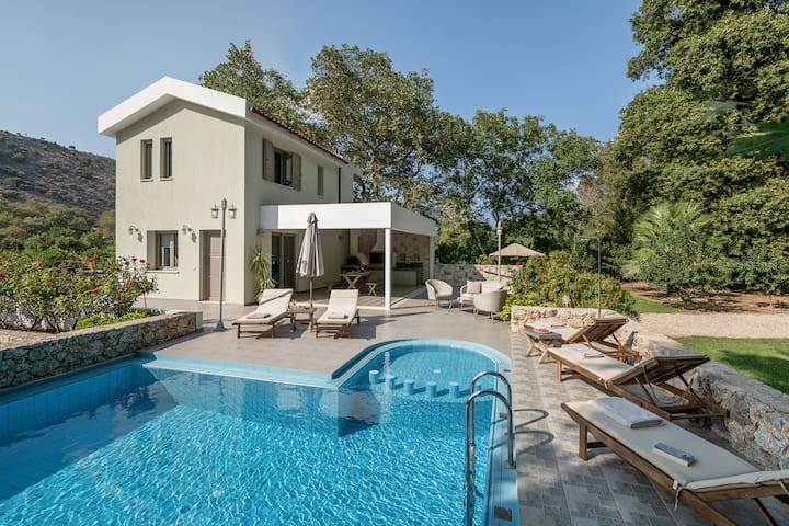 Villa Nature, Heated Pool, 5 min to Sandy Beach