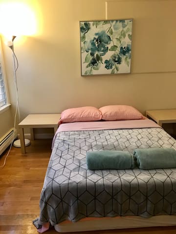 NEAR MIT AND HARVARD WITH MEMORY BED AND AC