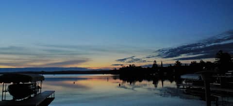 Charming & Cozy Torch Lake Waterfront Cottage