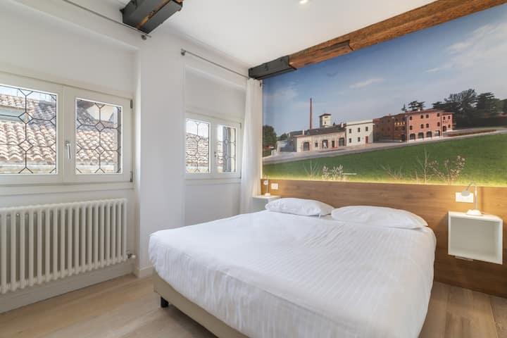 חדר שינה ראשי מואר הממוקם בקומה הראשונה של הדירה