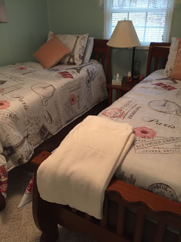 Chumba cha 2 cha kulala chenye vitanda viwili. Vizuri na vya starehe