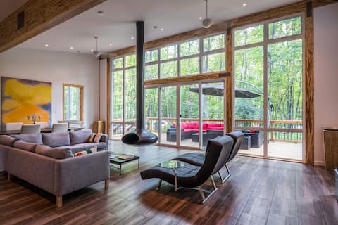 Successful Airbnb property: Ultra Modern Chalet in the Woods in West Carleton March