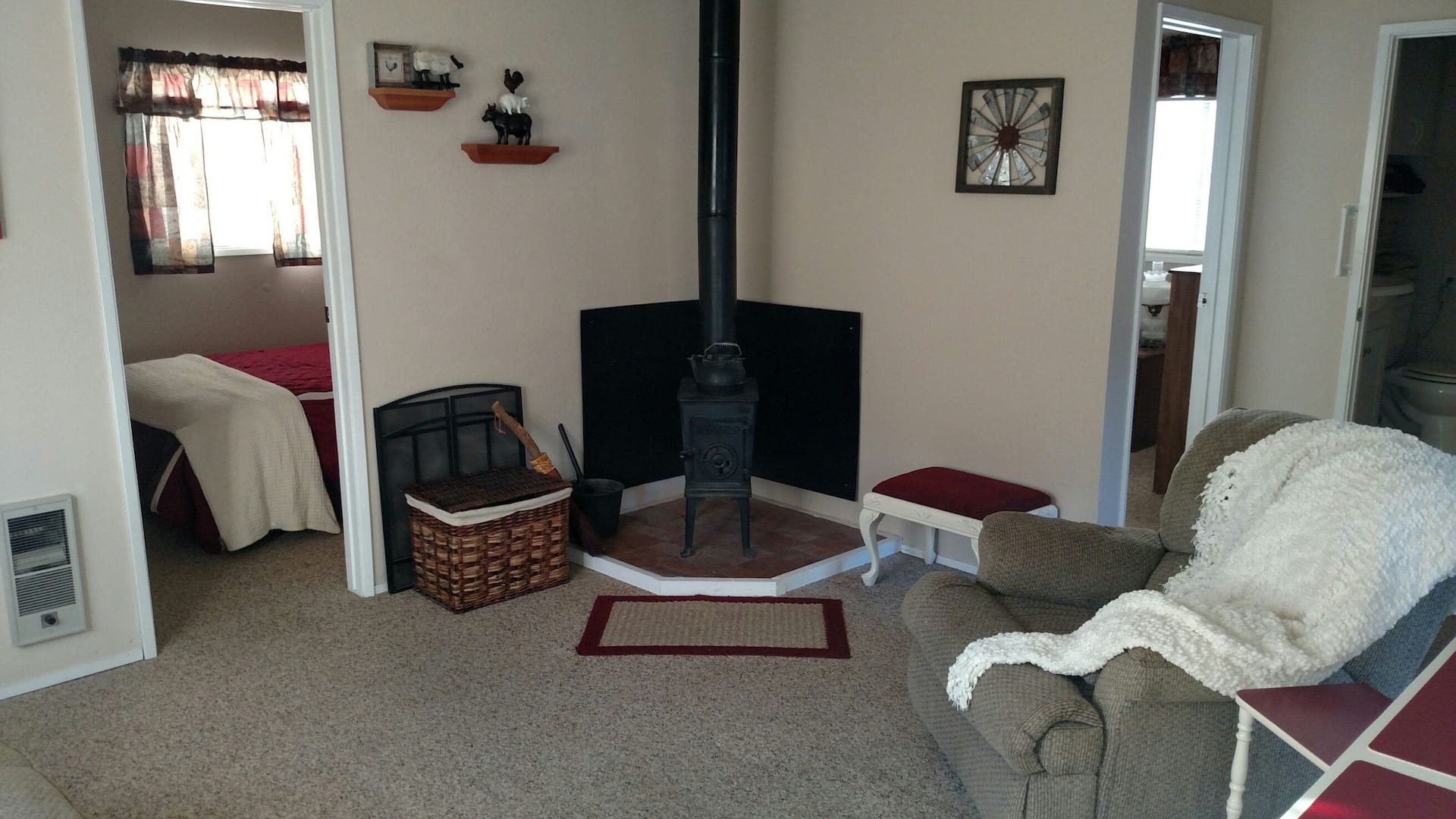 Country Cottage - rural setting but close to I-5