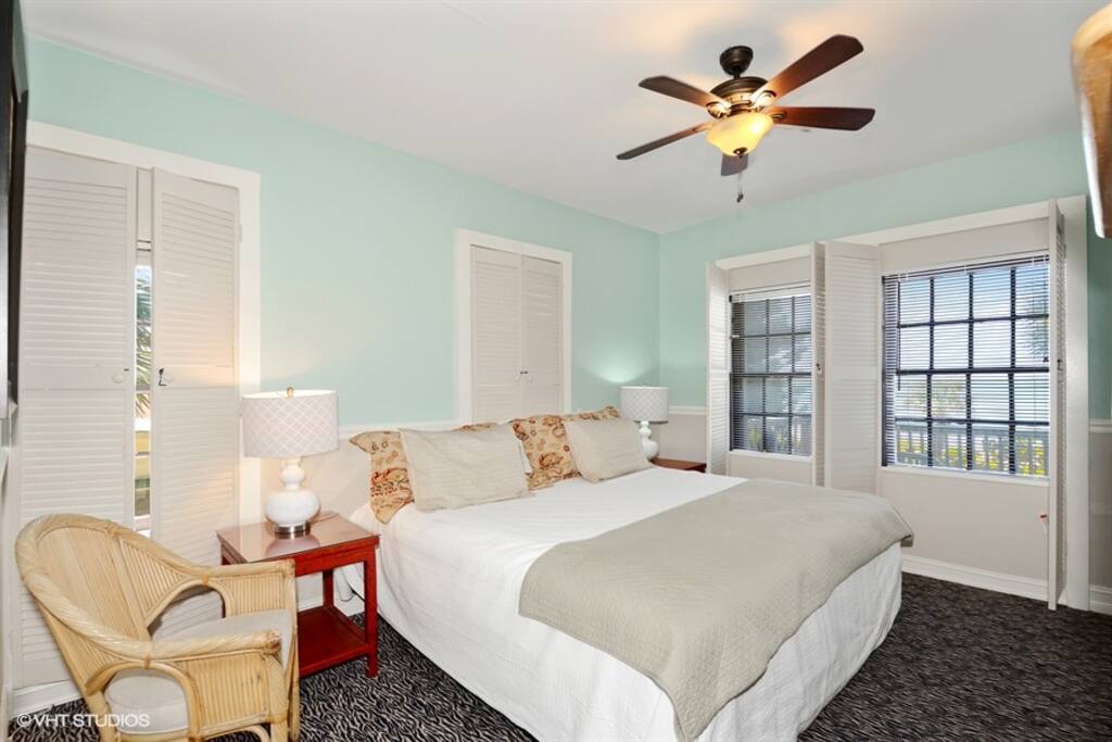 King size bed overlooking the Gulf of Mexico