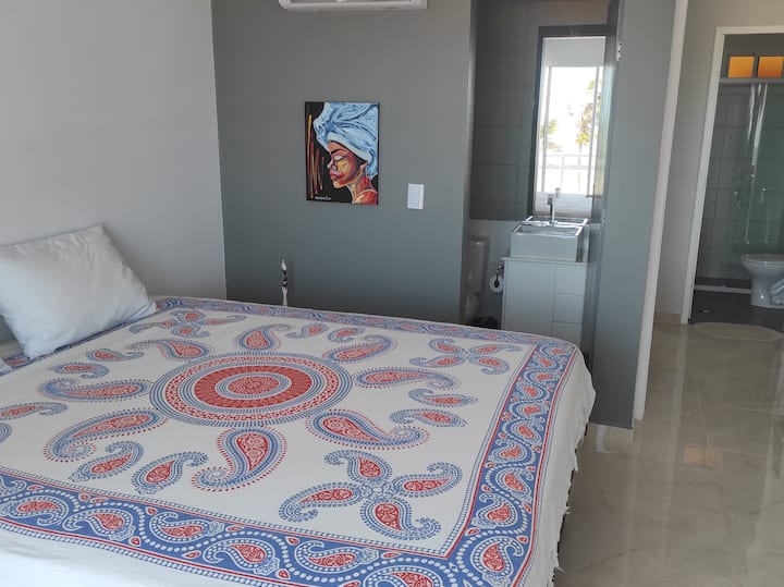 Основна спалня от другата страна с баня в апартамента и прозорец към вашата самостоятелна тропическа градина!