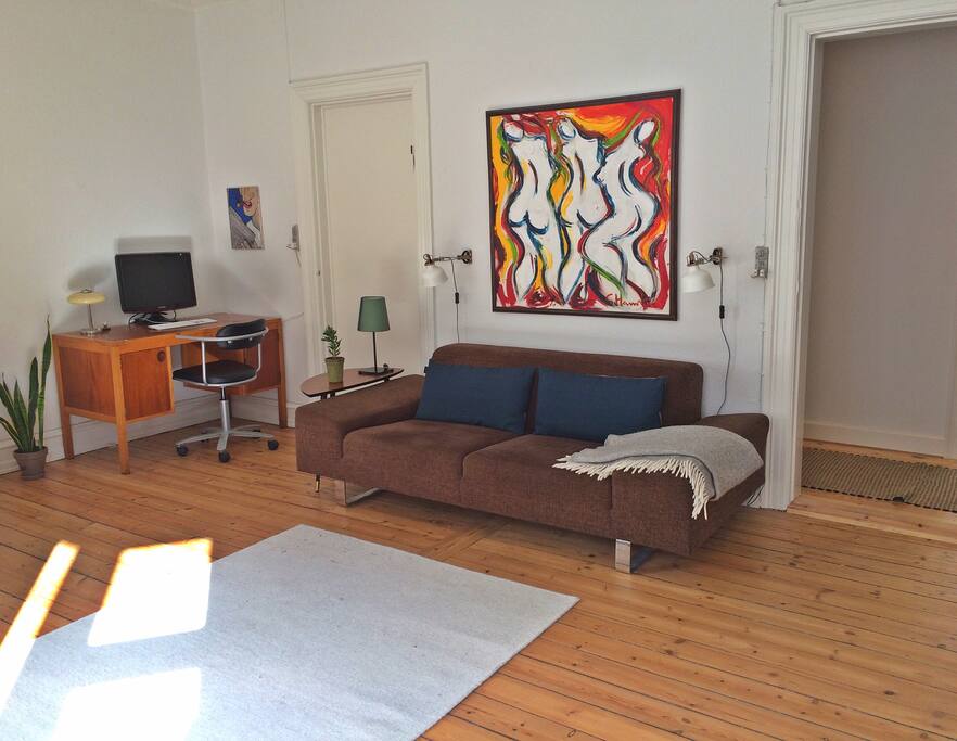 Stue med skrivebord i hjørnet