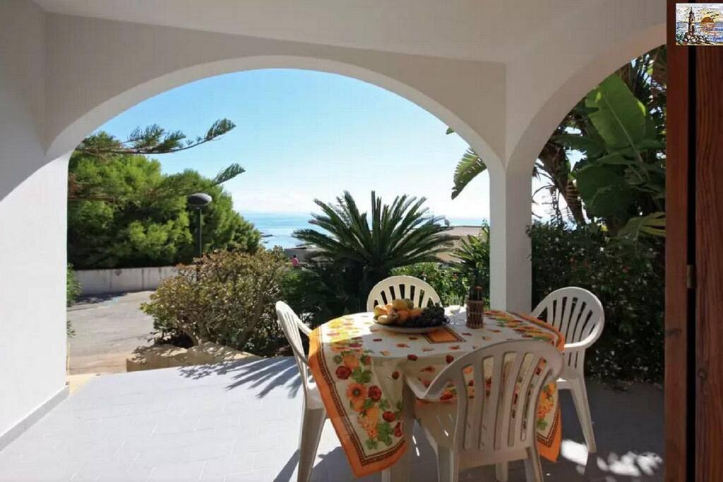 Terrazzo con tavolo e sedie