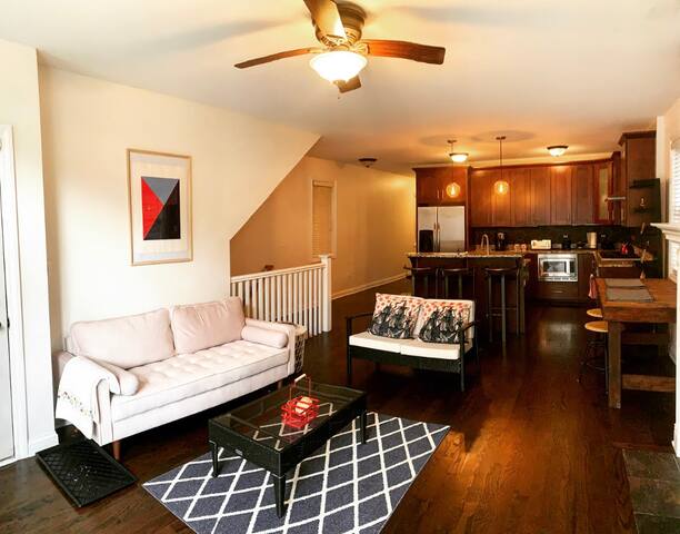 Luxurious & Artsy Condo in Bucktown – 4 Bed/3 Bath