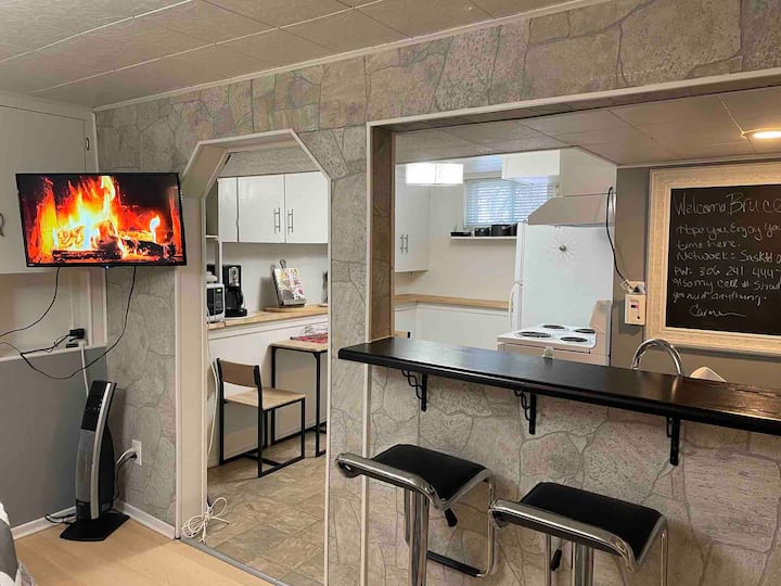 Uključuje 32" TV s Fire Stick Movie Boxom koji uključuje Netflix i brzi bežični internet.