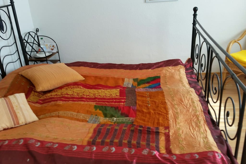 Doppelbett, farbenfroher Raum