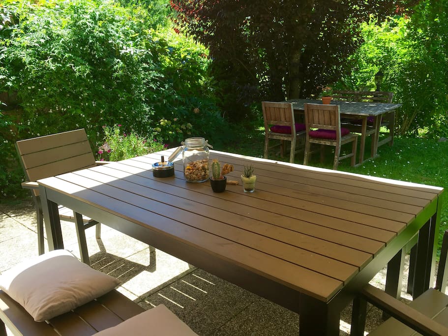 Une table pour l'apéro, une autre pour le repas ;-)