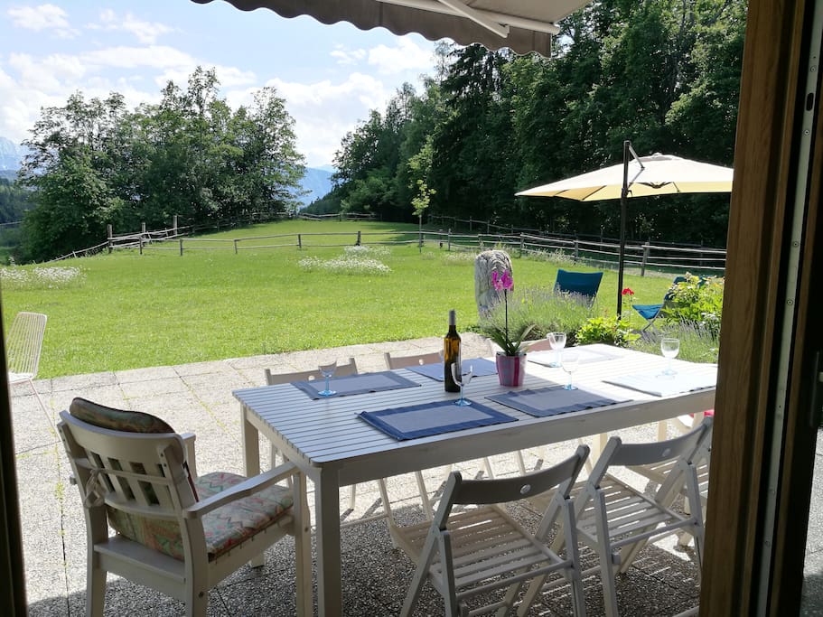 große Terrasse mit Markise