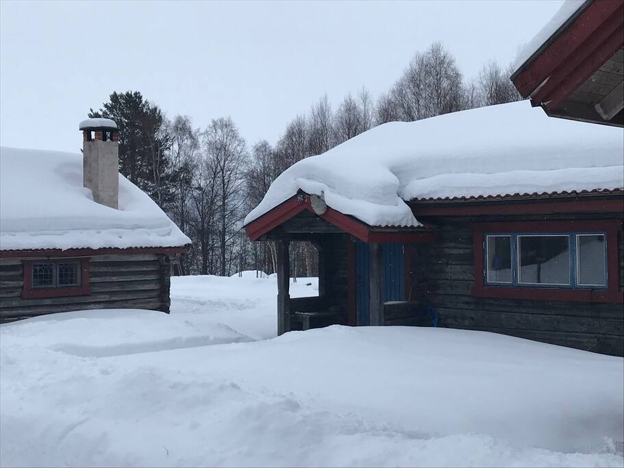 Kompletterande stuga med två våningssängar till vänster i bild.