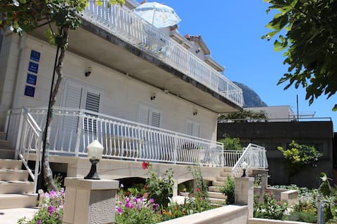 Popular Airbnb listing: Apartment for 4+1 Gradac in Općina Gradac