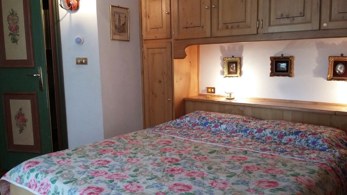 带卫生间入口的双人卧室