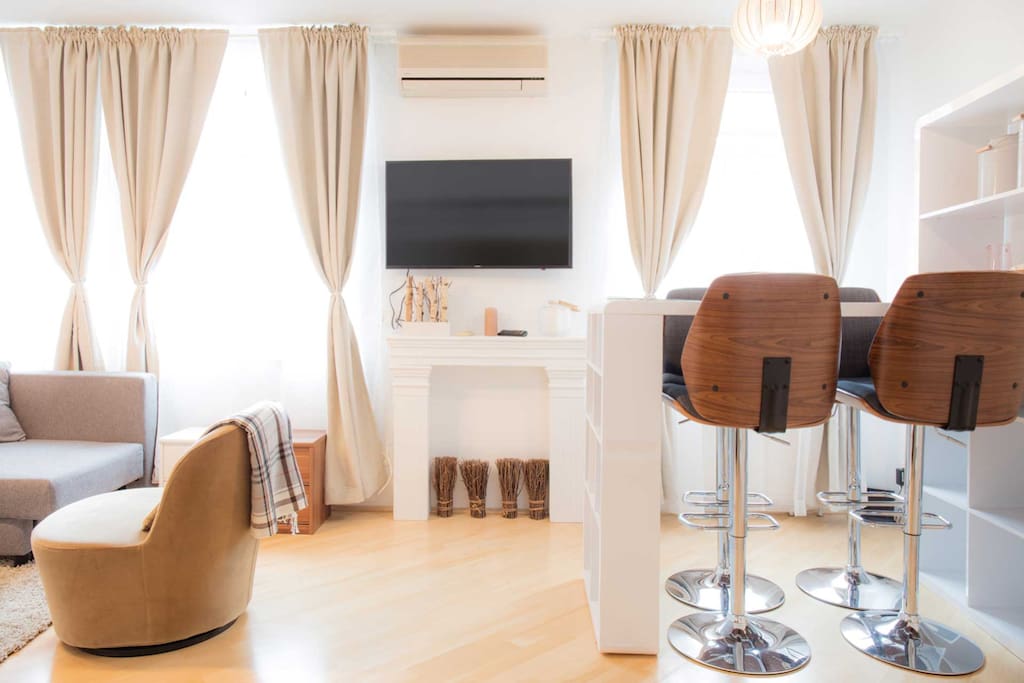 Very comfortable large bar for drinks or dinner and Smart TV which can be connected to many devices