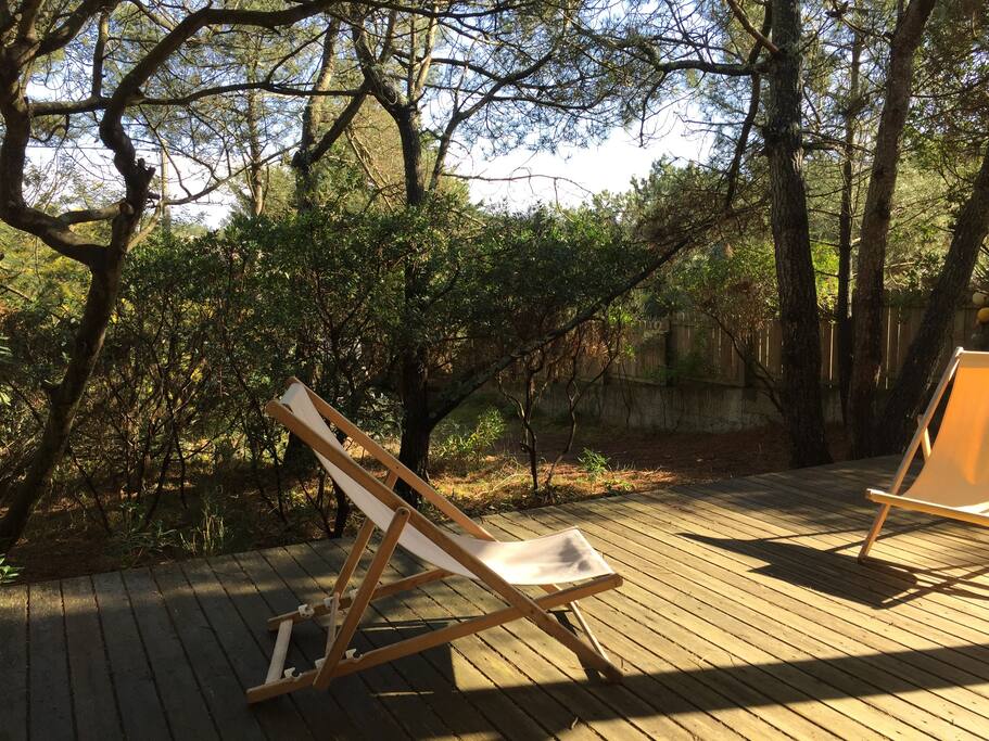 La terrasse côté Est prolonge l'entrée de la villa. Idéale pour les petits déjeuners au soleil!