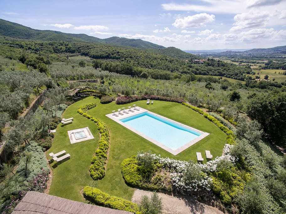 Common pool area which has views over the tuscan countryside and hilltop town of Castiglion Fiorentino