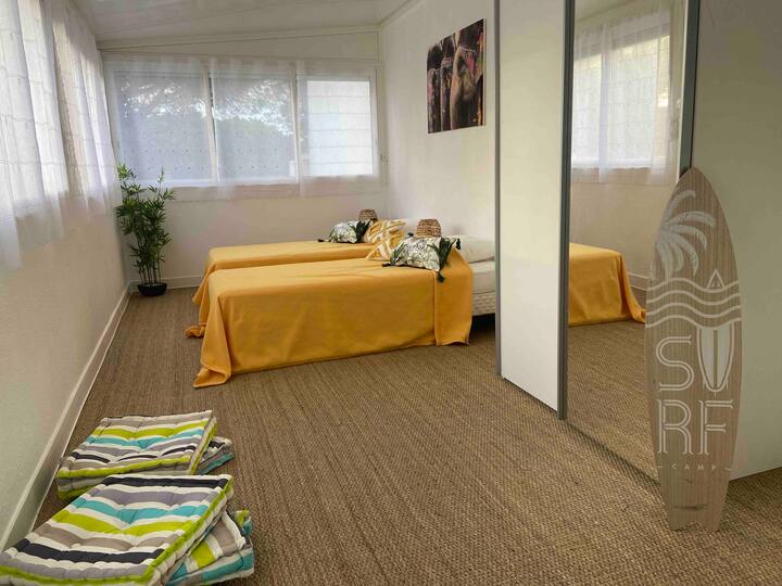 Spavaća soba 3 nalazi se na verandi na 1. katu s bračnim krevetima 