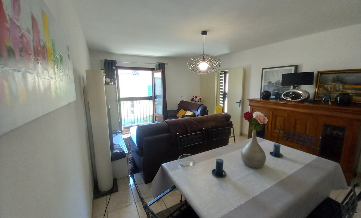 Leistungsstarkes Airbnb: T 3 in downtown L'Île-Rousse by the sea in L'île Rousse