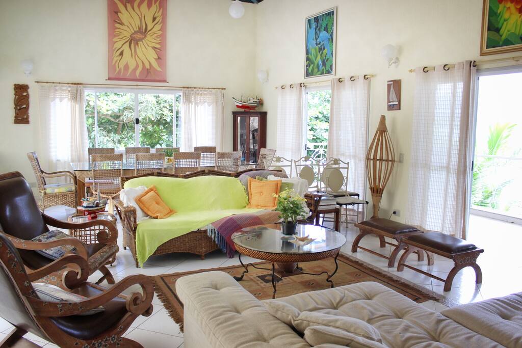 sala com vista para o mar