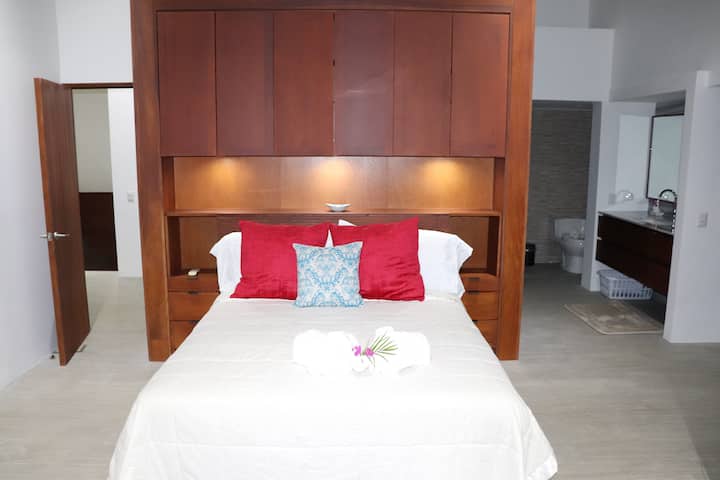 Спалня на горния етаж с двойно легло, самостоятелен санитарен възел