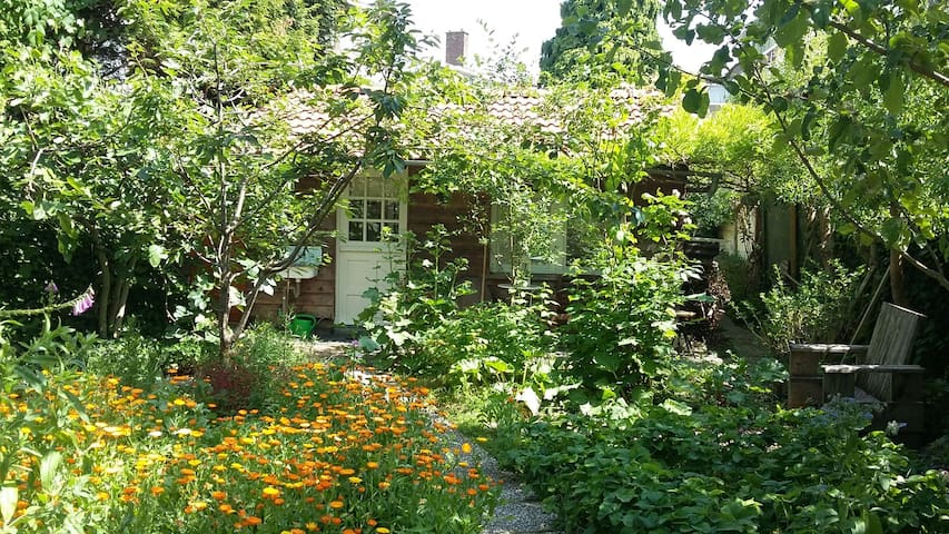 Private lodge in spacious city-garden near center