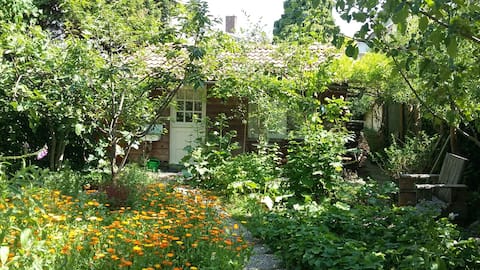 Private lodge in spacious city-garden near center