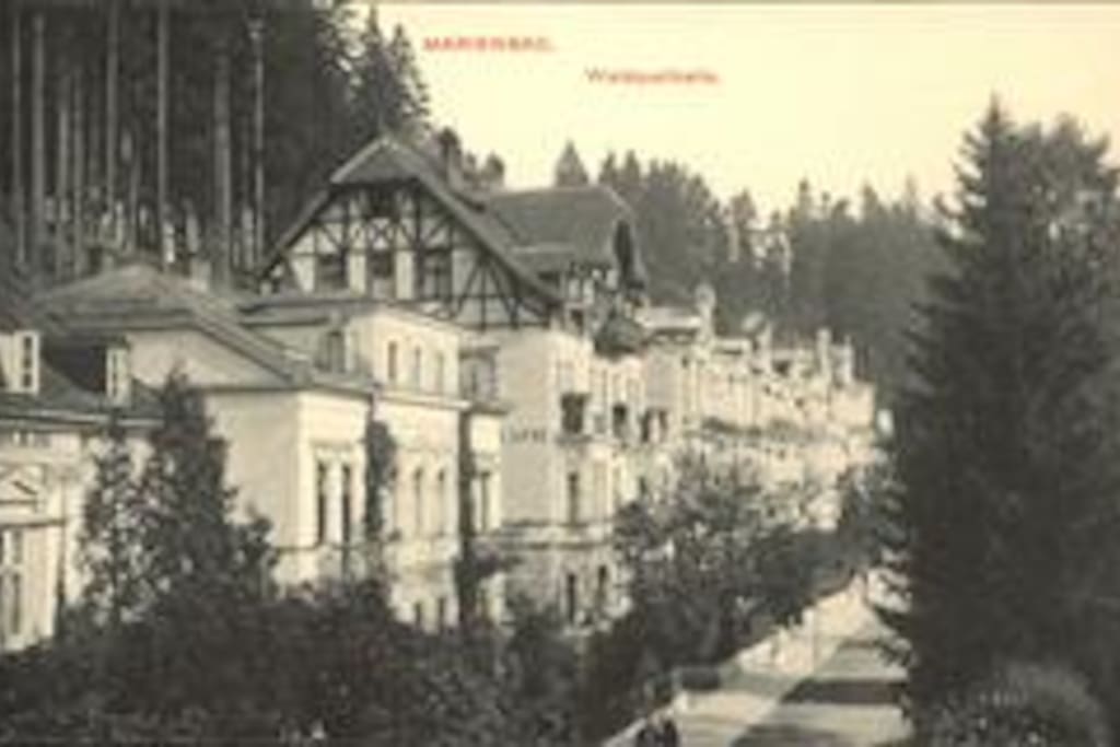 The villa is featured on this historic postcard / Carte postale de notre rue