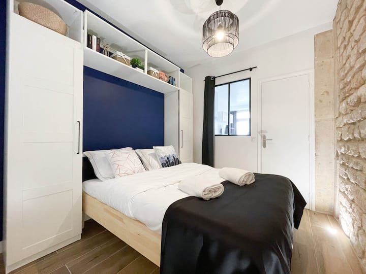 Საძინებელი თავისი ორადგილიანი საწოლით 