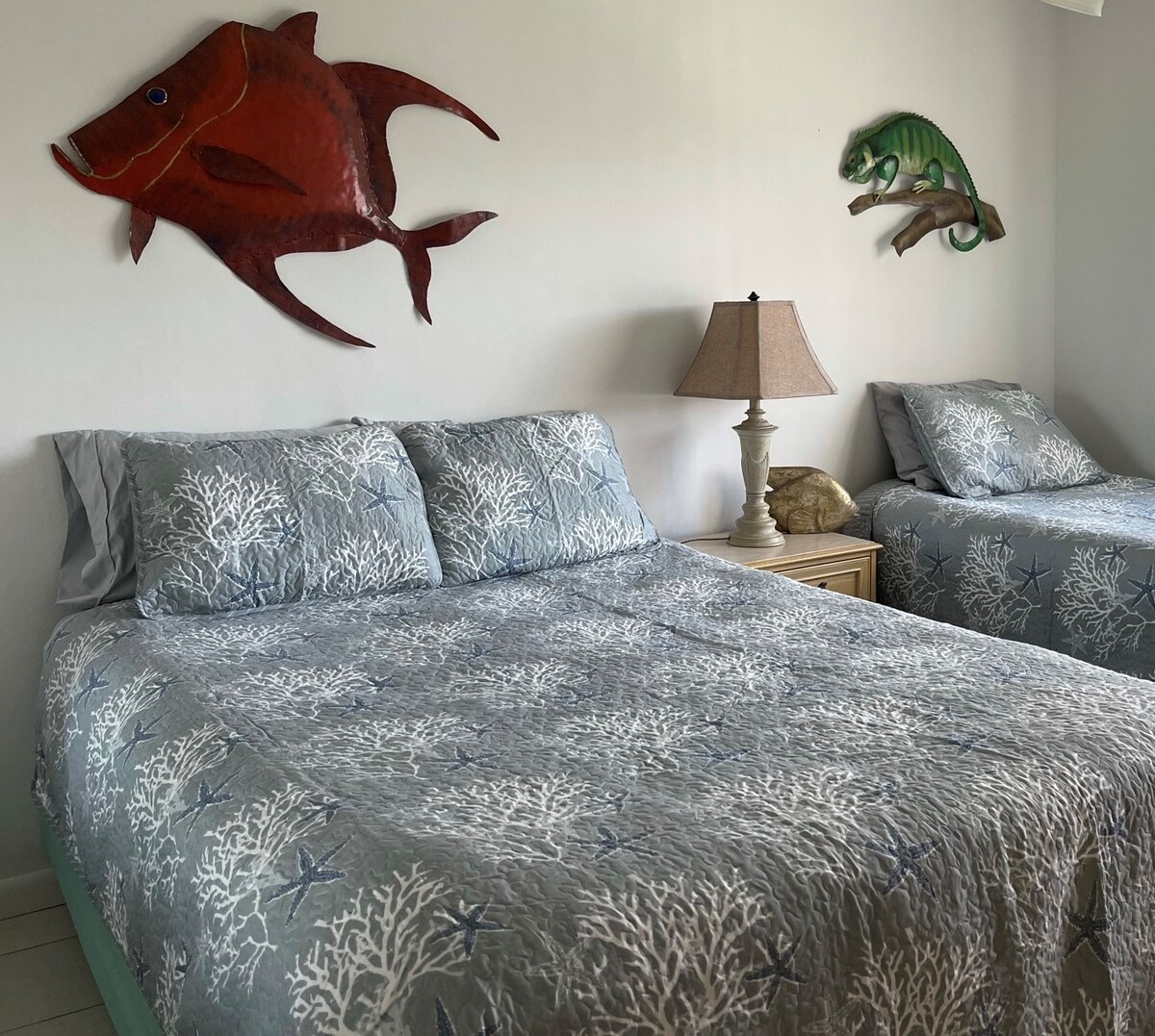 Cama queen y matrimonial en el segundo dormitorio