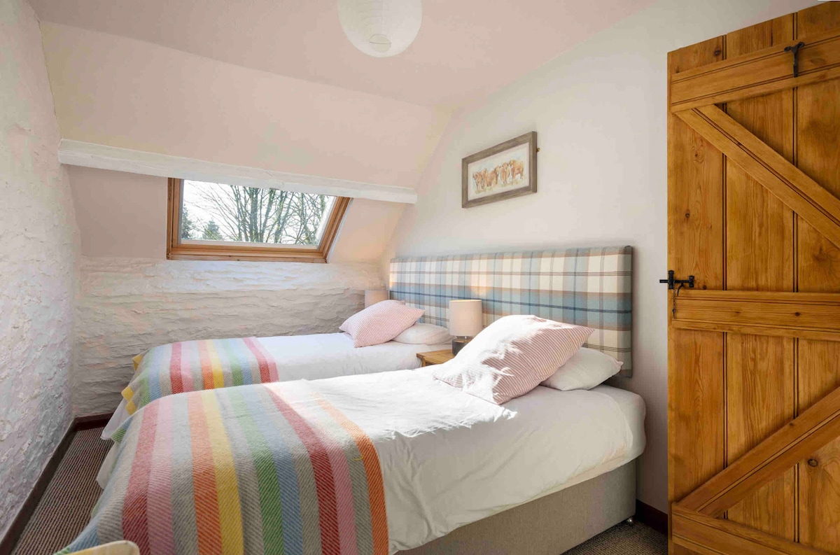 ห้องนอน 2 - เตียงเดี่ยวขนาดคิงไซส์หรือ 2 เตียง 