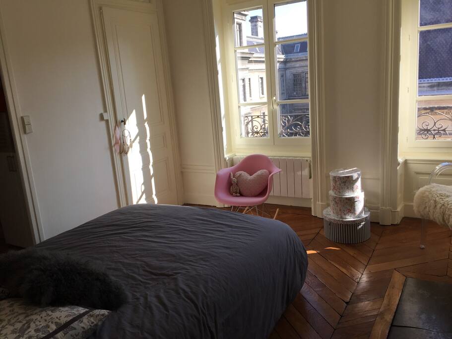 Chambre avec vue sur l'hôtel Dieu, sans vis à vis. Equipé d'un chauffage électrique.