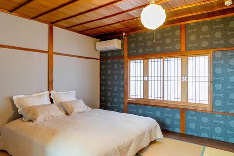 Same price for up to 4 people.It can add up to 10 people.900m to Izumoshi Station, 4 bedrooms, spaci
