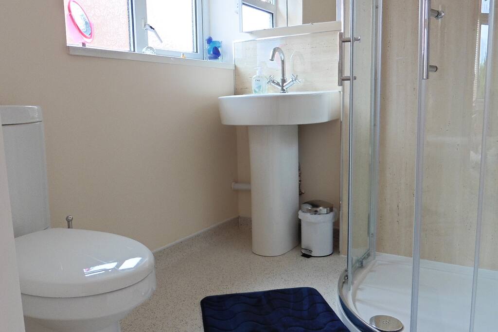 En-Suite Bathroom With Quadrant Electric Power Shower