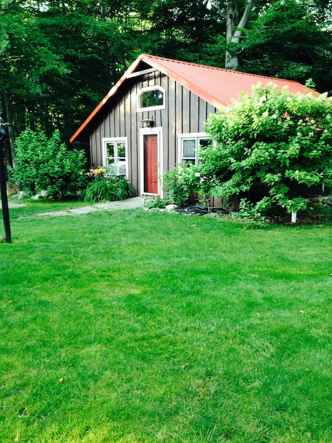 "The Beeches" Peaceful Lake Cottage