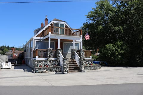Quiet, Unique, and Cozy Beach house /New Hot Tub