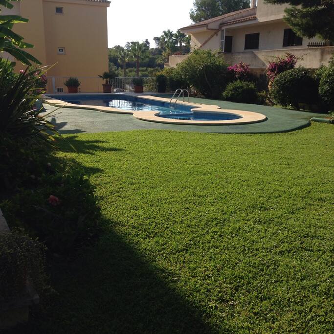 Zona verde junto a piscina