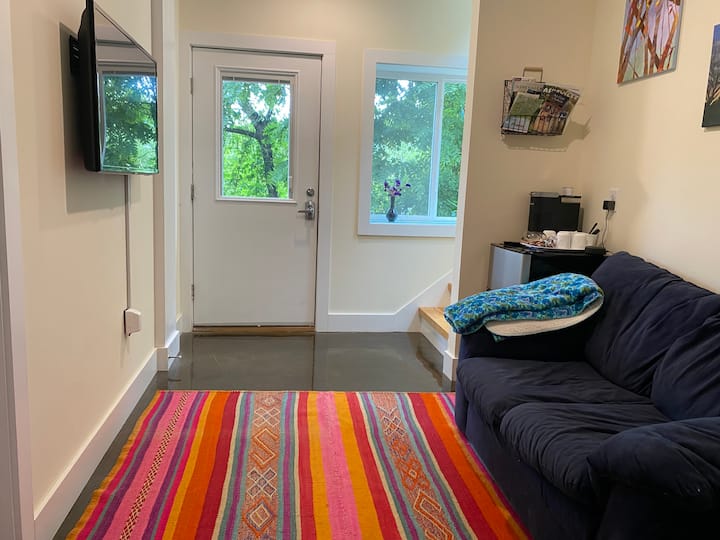 Dhomë ndenjjeje me ndenjëse dashurie, TV, WiFi, një mini frigorifer, Keurig dhe kafe.  Hyrje më vete 